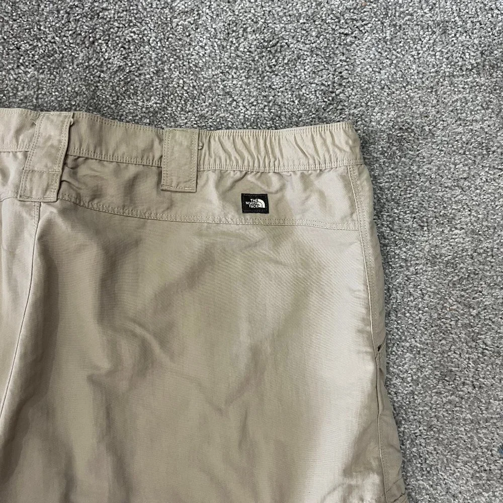 The North Face cargo shorts mens XL‎ tan khaki outdoor hiking casual camping
